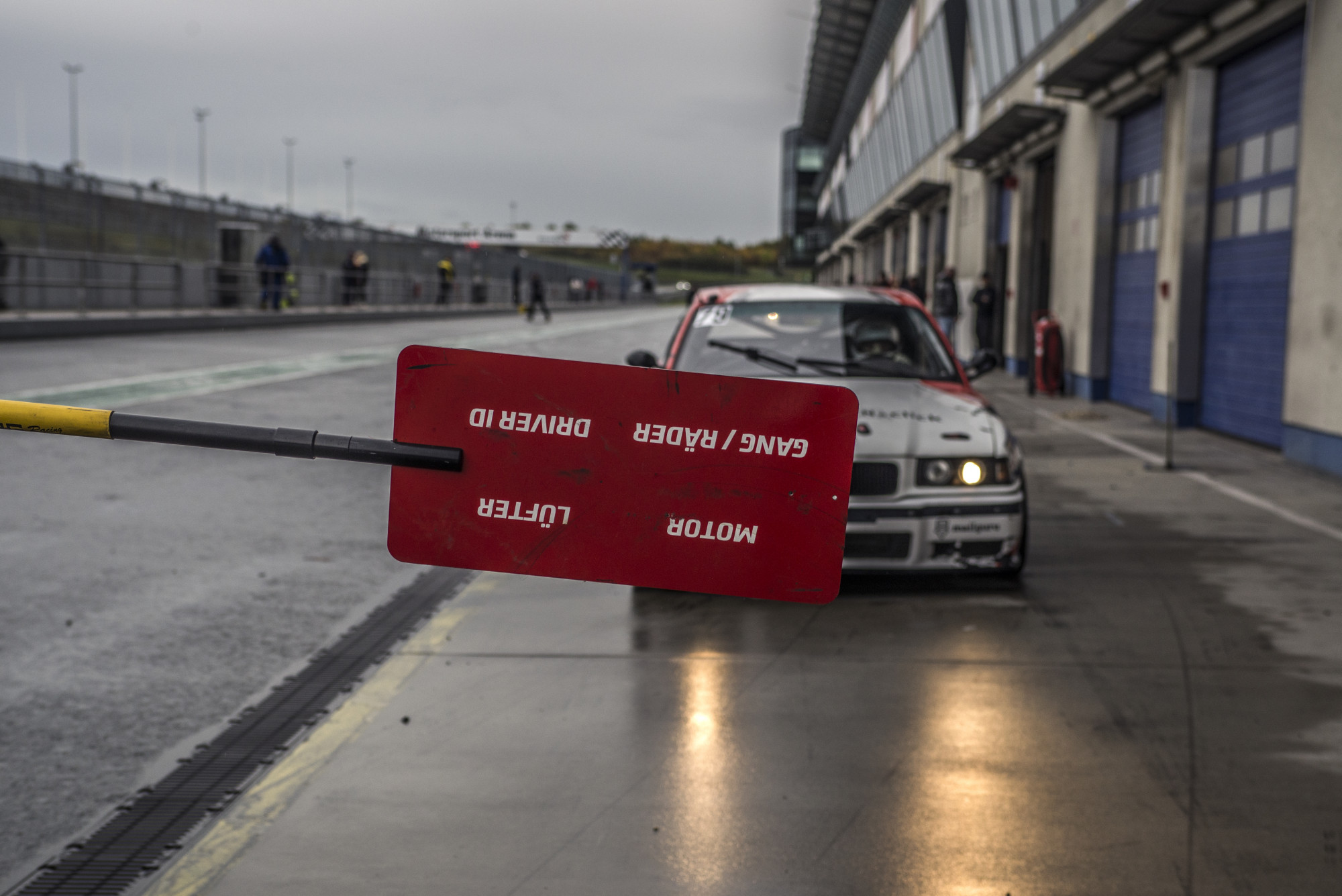 Christian Bock controlla che qualcuno non confonda una giornata in pista con una gara.